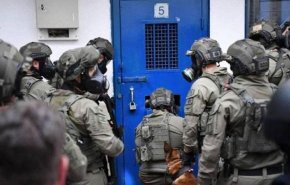 قوات الاحتلال تقتحم غرف الأسرى الفلسطينيين في سجن رامون