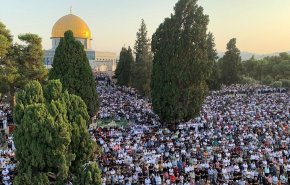 50 ألفا يؤدون صلاة الجمعة في 'الأقصى'