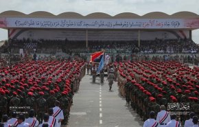 صور.. العرض العسكري بالحديدة واستعراض الغواصين والطائرات المسيرة