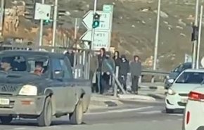 مستوطنون يهاجمون المركبات ويغلقون طريق جنين نابلس