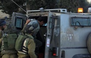 الاحتلال يعتقل أفرادا من عائلات منفذي عملية الأغوار