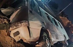 وفاة 3 زائرين ايرانيين واصابة 15 آخرين جراء انقلاب مركبة بالعراق