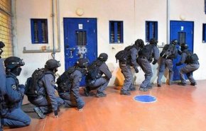 الاحتلال يقتحم قسمين في سجن ’عوفر’ ويعتدي على الأسرى