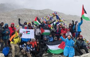 علم فلسطين يرفرف على قمة جبل إيفرست
