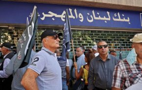 شاهد.. تفاصيل اقتحام بنك في بيروت لاستعادة الأموال