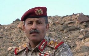 وزير الدفاع اليمني: لن نسمح لأي كان بالتطاول على سيادتنا الوطنية والبحرية            