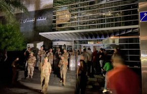 العشرات يعتصمون أمام الفرع الرئيسي لـ
