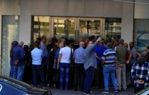 بالفيديو.. اقتحام 7 بنوك في لبنان وايقاف العمل لـ3 ايام