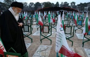 قائد الثورة: رسالة الشهداء هي أن الصمود أمام شياطين القوة توصل إلى الانتصار