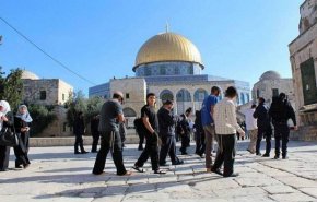 مستوطنون يقتحمون باحات المسجد الأقصى