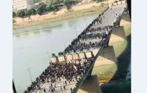 وسط اجراءات امنية غير مسبوقة..توافد المتظاهرين العراقيين باتجاه ساحة التحرير