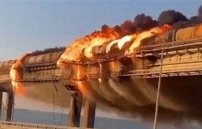 روسيا تعلن أسباب حريق جسر القرم وتفاصيل ما حدث
