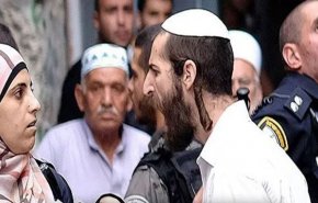 شاهد.. مستوطنون يعتدون على نساء فلسطينيات منعن من دخول الأقصى
