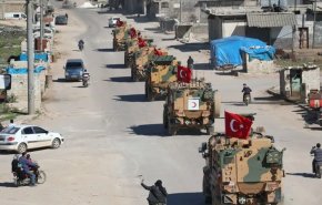 بالصورة.. متظاهرون يقطعون الطريق أمام رتل تركي في حلب
