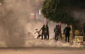  لليوم الثالث على التوالي.. استمرار الاشتباكات بين الأمن ومتظاهرين في تونس