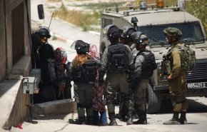 حملة اعتقالات واسعة في مناطق متفرقة من الضفة الغربية والقدس
