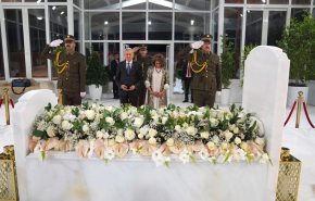 الرئيس العراقي يزور ضريح طالباني في السليمانية