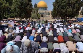 عشرات آلاف الفلسطينيين يؤدون صلاة الجمعة في الأقصى