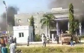 غاضبون يقتحمون مقرا حكوميا بالنيل الأزرق.. ويشعلون النار
