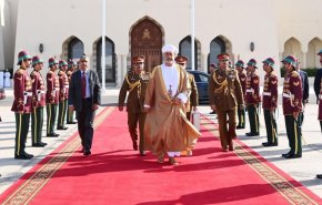 سلطان عمان يصل البحرين في زيارة رسمية