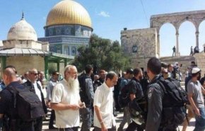 عشرات المستوطنين يقتحمون المسجد الأقصى