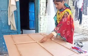 شاهد.. هندية تدخل غينيس برسمها 15 صورة في وقت واحد!