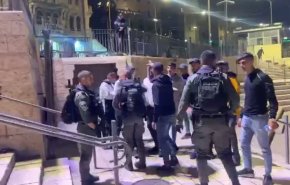 بالفيديو..  عناصر من اليمين المتطرف يعتدون على الفلسطينين احتفالا بالفوز في الإنتخابات