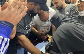 لحظات مؤثرة من وداع والدة الشهيد فاروق سلامة الذي اغتيل على يد الاحتلال