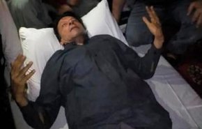 تفاصيل نجاة عمران خان من محاولة اغتيال + فيديو