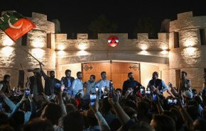 عمران خان يتهم رئيس الوزراء شهباز شريف بالوقوف وراء محاولة اغتياله
