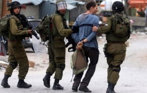 الاحتلال يعتقل عددًا من الفلسطينيين من أنحاء متفرقة بالضفة المحتلة