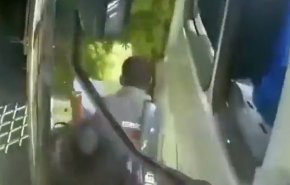 شاهد.. شاب يخرج من حادث دهس فضيع ساق سليم