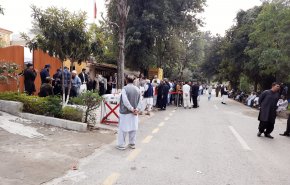 شاهد.. طابورا للمجنسين البحرينيين يدلون بأصواتهم في الخارج 