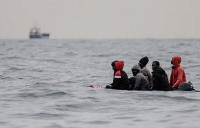فرنسا وبريطانيا توقعان على اتفاق للحد من عبور المهاجرين بحر المانش