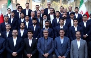 قبل مغادرتهم لقطر.. أعضاء المنتخب الكروي الإيراني يلتقون رئيس الجمهورية