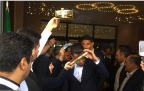 توديع المنتخب الوطني لكرة القدم من قبل والدة 3 شهداء + صور وفيديو