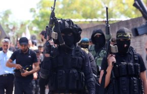 مقاومون فلسطينييون يطلقون النار صوب 