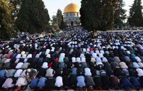 عشرات آلاف الفلسطينيين يؤدون صلاة الجمعة في الأقصى