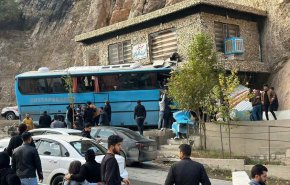 العراق.. 19 جريحاً بحادث اصطدام باص سياحي في أربيل 