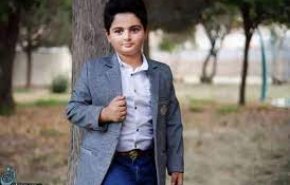 شاهد.. الطفل الشهيد في مدينة ايذه يأسر قلوب نشطاء التواصل