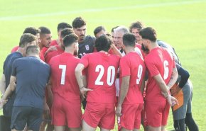 شاهد/مشجع سعودي يدعم المنتخب الايراني في مونديال قطر