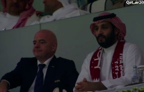 شاهد/محمد بن سلمان يتوشح بعلم قطر..وهذه ردة فعل كاتب سعودي شهير