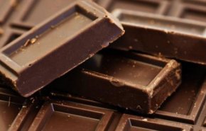 البقع البيضاء في قطع الشوكولاتة .. هل تدل على فسادها؟