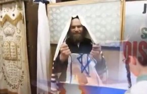 شاهد جماعة يهودية  تحرق علم 