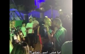 شاهد مراسل صهيوني ينكر هويته خوفًا من ردة فعل الجماهير العربية