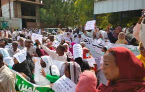 معلمي السودان يبدأون اضرابا عن العمل احتجاجاً على ضعف الرواتب
