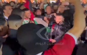 شاهد/مشجعون يهتفون دعما لفلسطين.. فيهرب مراسلون اسرائيليون