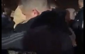 شاهد.. لحظة لقاء مؤثّر للشاب المقدسي بوالدته بعد 7 أشهر من اعتقاله في سجون الاحتلال