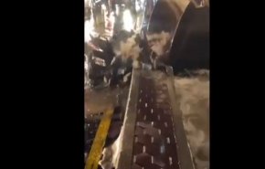 نشطاء سعوديون يسخرون من 'كسّر الرصيف' خلال 'سيول جدة'