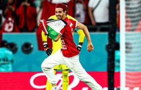بالصورة.. رد فعل نجم منتخب تونس على مشجع اقتحم الملعب بعلم فلسطين يشعل مواقع التواصل
